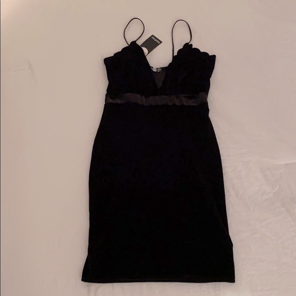 Boohoo Hannah Velvet Scallop Edge Bodycon Dress